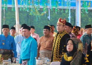 Anggun Berbusana Adat, Bupati Tanjab Barat dan Istri Mempesona di Hari Adat Melayu Jambi ke-747