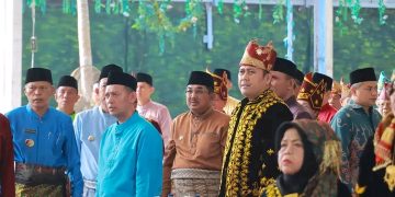 Anggun Berbusana Adat, Bupati Tanjab Barat dan Istri Mempesona di Hari Adat Melayu Jambi ke-747