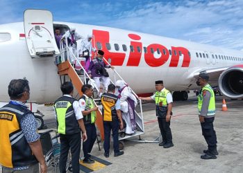 Polsek Kawasan Bandara Djalaludin Melakukan Pengaman Kedatangan Jamaah Haji Gorontalo Kloter 28 Tahun 2025