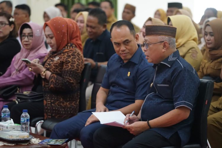 Ketua DPRD Kabupaten Gorontalo Zulfikar Usira tengah bersama Bupati Gorontalo Sofyan Puhi. (Foto Istimewa)