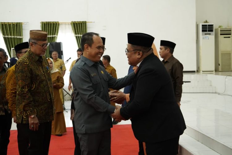 Ketua DPRD Kabupaten Gorontalo Zulfikar Usira memberikan Selamat Kepada Sugondo Makmur Sekda Kabupaten Gorontalo