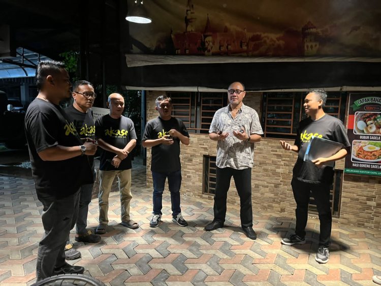 Foto Isnan Akaseh Bersama Tim Pemenangan di Perhelatan Pemilihan Ketua KONI Kabupaten Gorontalo.