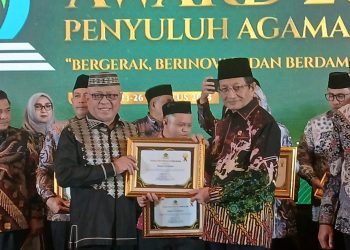 Bupati Sofyan Puhi Terima Penghargaan Dari Kemenag RI 