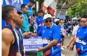 Wakil Bupati Gorontalo Tonny Junus Memberikan Selamat Kepada Para Juara di Kegiatan Merdeka Run