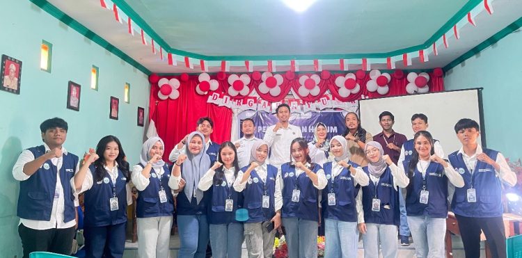 Mahasiswa bersama Kepala Desa Tupa dan Dosen Pendamping Lapangan KKN Tematik UNG Desa Tupa Tahun 2025.