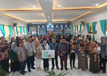 Bupati dan Sekda Serahkan Bantuan Untuk 100 Keluarga Yang Berisiko Stunting