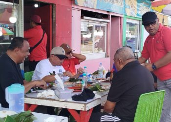 Bupati dan Wabup Gorontalo Sarapan di Lapak Kaki Lima, Wujud Nyata Dukungan Terhadap Pelaku UMKM