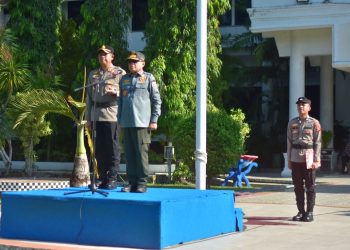 Bupati Sofyan Puhi Bertindak Sebagai Pemimpin Apel Pasukan Pengamanan  Tradisi  Lebaran Ketupat Tahun 2026