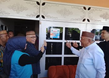 Bupati Sofyan Puhi Bersama Wabup Tonny Junus Tempel Stiker Homestay Penas KTNA XVII di Limboto