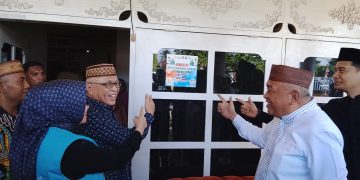 Bupati Sofyan Puhi Bersama Wabup Tonny Junus Tempel Stiker Homestay Penas KTNA XVII di Limboto