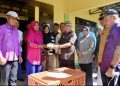 Bupati Sofyan Puhi Salurkan Bantuan Ayam Buras untuk Percepat Penurunan Stunting