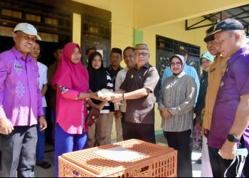Bupati Sofyan Puhi Salurkan Bantuan Ayam Buras untuk Percepat Penurunan Stunting