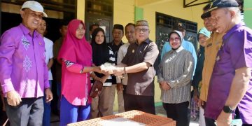 Bupati Sofyan Puhi Salurkan Bantuan Ayam Buras untuk Percepat Penurunan Stunting