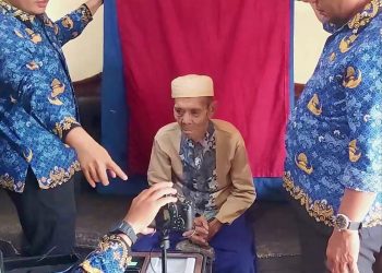 Dukcapil Kab. Gorontalo Jemput Bola Rekam KTP Lansia 81 Tahun, Pastikan NIK Tetap Aktif