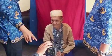 Dukcapil Kab. Gorontalo Jemput Bola Rekam KTP Lansia 81 Tahun, Pastikan NIK Tetap Aktif
