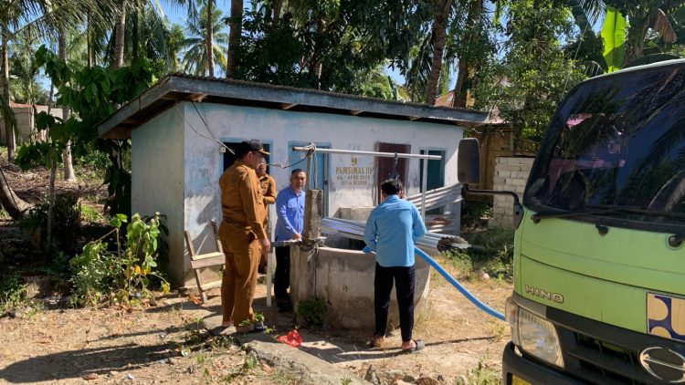 Direktur PDAM kabupaten Gorontalo Tomy Henda Said Pimpin Langsung Penyaluran air bersih  di Desa Huidu Kecamatan Limboto barat Kabupaten Gorontalo, Senin 27 Juli 2026