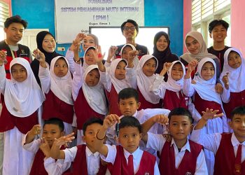 Lewat Ecokey, Siswa SD Inpres Sinoa Bantaeng Diajak Olah Limbah Tutup Botol Jadi Barang Berguna