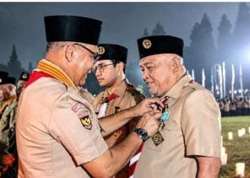 Wabup Gorontalo Tonny Junus Terima Lencana Darma Bakti dari Kwarnas Pramuka