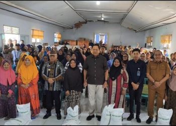 Bupati Sofyan Sampaikan Pesan Hangat Saat Serahkan Bantuan Beras